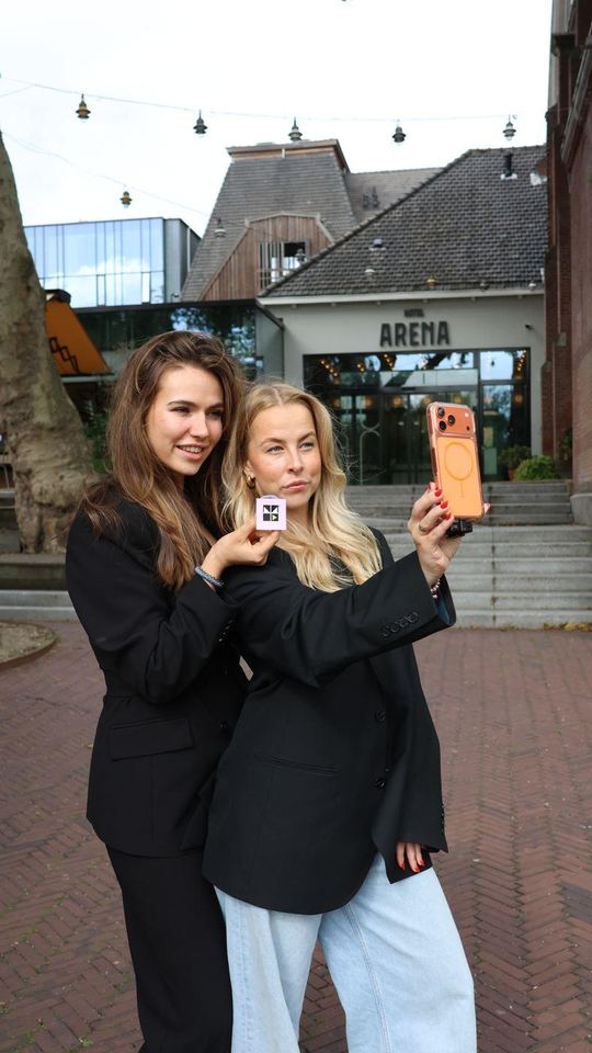 Mila en Milou met het M&sup2;-logo bij Arena