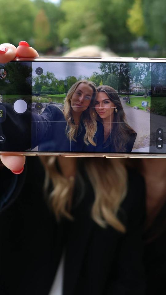 Mila en Milou maken een selfie voor social